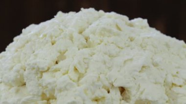 Siyah arka planda süzme peynir ile plaka döndürür. Yakın çekim