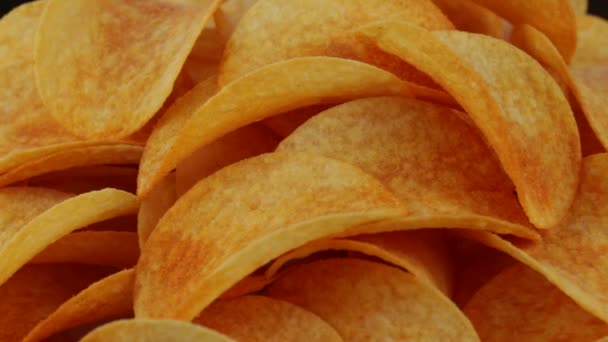 Вращающиеся картофельные чипсы закрываются, макрос — стоковое видео