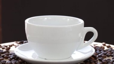 Siyah çay ile beyaz bardak. Kahve ya da çay. Siyah arka planda buharlı sıcak içecek. 