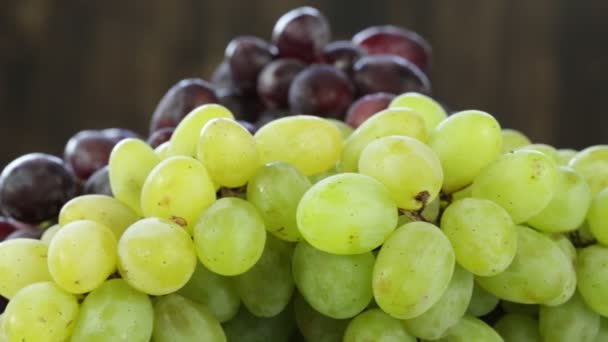 Rotation green grapes and red grapes — Stock Video