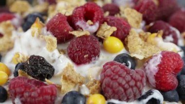 Yaban mersini, ahududu ve deniz dikeni dönen tahıl gevreği . Gevrek lezzetli müsli gıda arka plan yakın 
