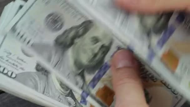 Je compte le papier-monnaie américain. Les mains de l'homme comptant beaucoup de billets de cent dollars — Video