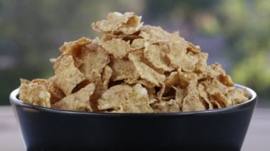 Granola tahıl, fındık ve kuru üzüm dönen . Gevrek lezzetli müsli gıda arka plan yakın 