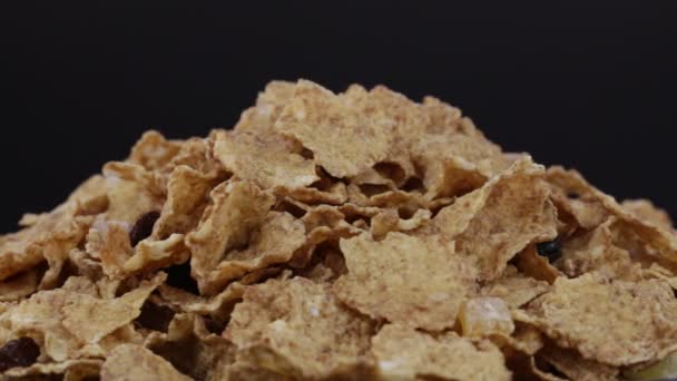 Granola tahıl, fındık ve kuru üzüm dönen . Gevrek lezzetli müsli gıda arka plan yakın — Stok video