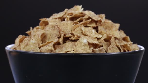 Granola tahıl, fındık ve kuru üzüm dönen . Gevrek lezzetli müsli gıda arka plan yakın — Stok video