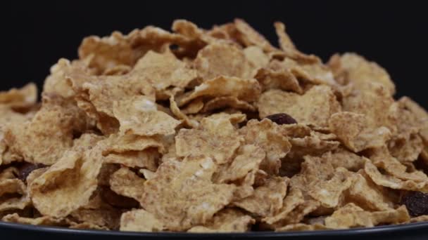 Granola gabona, dió és mazsola forgatható. Ropogós finom müzli élelmiszer háttér közelről — Stock videók