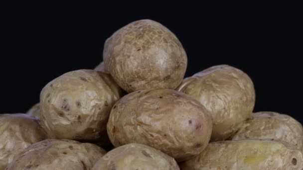 Piatto nazionale ucraino è patate al forno. La patata su uno sfondo nero ruota, da vicino — Video Stock