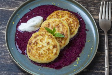 Nane, bal ve ekşi kremalı peynirli kek. Lezzetli tatlı, Ukrayna yemeği. Kapat, üst görünüm