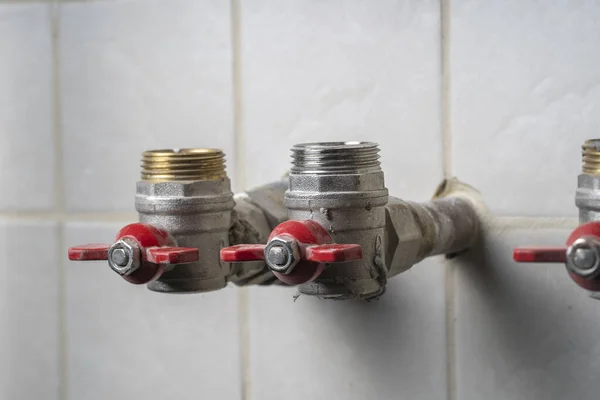 Waterkranen Voor Het Aansluiten Van Een Gasboiler Een Tegelwand Verborgen — Stockfoto