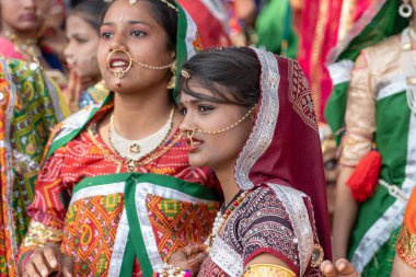 PUSHKAR, INDIA - 16 Kasım 2018: Çölde Hintli genç kız Thar zamanında Pushkar Camel Mela kutsal şehir Pushkar, Rajasthan, Hindistan, yakın portre