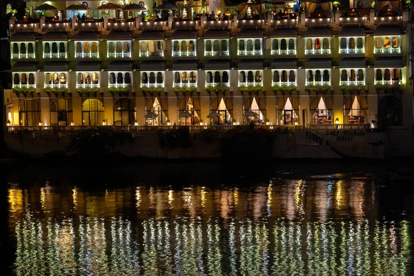 Udaipur India Listopadu 2018 Noční Pohled Architekturu Jezerní Vodu Udaipuru — Stock fotografie