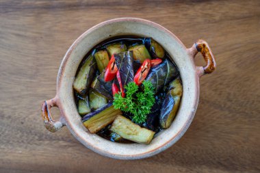 Patlıcan güveci ve soslu kırmızı biber. Kapatın.