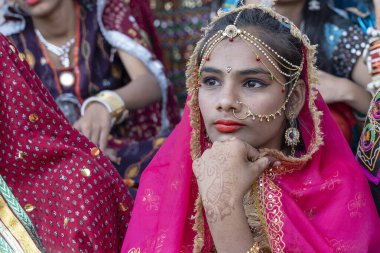 PUSHKAR, INDIA - 16 Kasım 2018: Çölde Hintli genç kız Thar zamanında Pushkar Camel Mela kutsal şehir Pushkar, Rajasthan, Hindistan, yakın portre