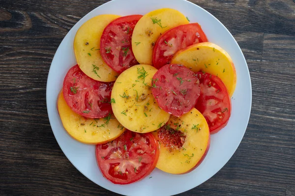 Kolorowa Sałatka Letnia Pomidorami Nektarynami Przyprawiona Sosem Oliwy Oliwek Sokiem — Zdjęcie stockowe