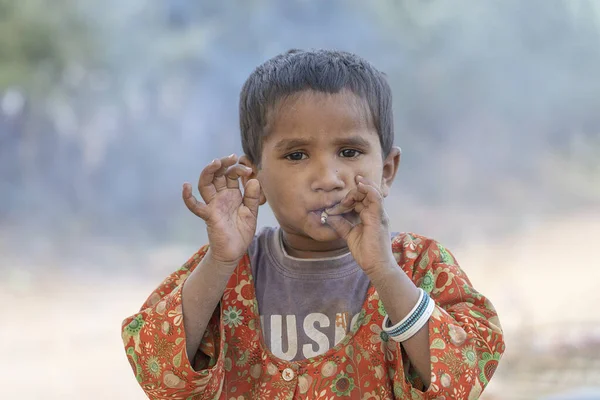 Pushkar Índia Novembro 2018 Jovem Indiana Fumando Cigarro Perto Cidade — Fotografia de Stock