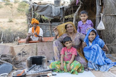 PUSHKAR, INDIA - 13 Kasım 2018: Hintli aile, Hindistan 'ın kutsal şehri Pushkar, Rajasthan yakınlarındaki Pushkar Camel Mela' da çölde bir kulübede yaşıyor.