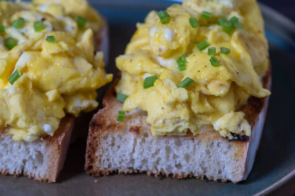 Äggröra Rostat Bröd För Hälsosam Frukost Eller Brunch Närbild — Stockfoto