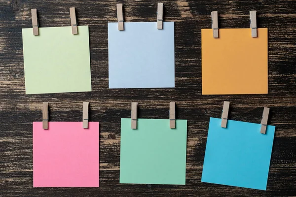 Lege Gekleurde Vellen Papier Voor Notities Met Wasknijpers Houten Ondergrond — Stockfoto