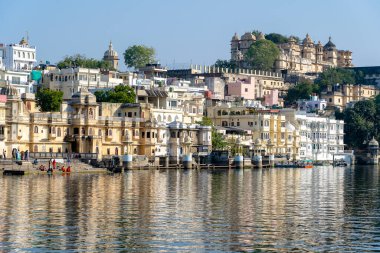 UDAIPUR, INDIA - 23 Kasım 2018: Kutsal Udaipur, Rajasthan, Hindistan 'daki Pichola Gölü' nden şehir manzarasını ve eski kasabayı görmek için tekne gezisi