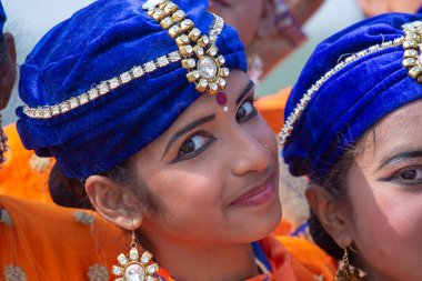 NEW DELHI, Hindistan - 23 HAZİRAN 2017: Hintli kızlar yaklaşan Hindistan Cumhuriyet Günü geçit töreninin prova etkinliklerine katılıyorlar. Yeni Delhi, Hindistan