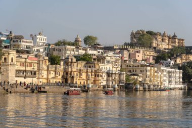 UDAIPUR, INDIA - 19 Kasım 2018: Udaipur, Rajasthan, Hindistan 'daki mimari ve göl suyu manzarası