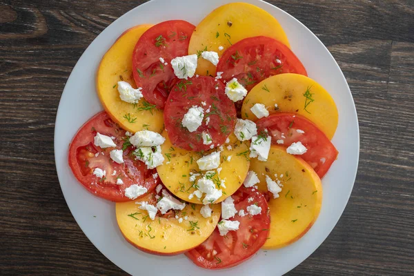 Salada Verão Colorida Com Tomate Nectarinas Queijo Feta Temperada Com — Fotografia de Stock
