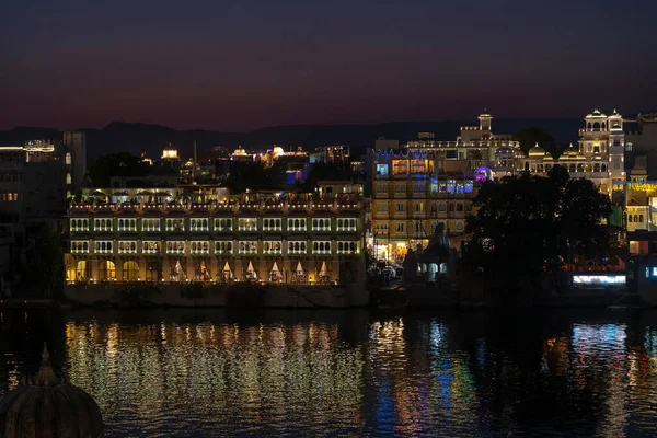 Udaipur India Listopadu 2018 Noční Pohled Architekturu Jezerní Vodu Udaipuru — Stock fotografie