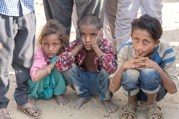 Pushkar India 2018年11月13日 印度拉贾斯坦邦普什卡圣城附近的Thar沙漠中的印度儿童 — 图库照片