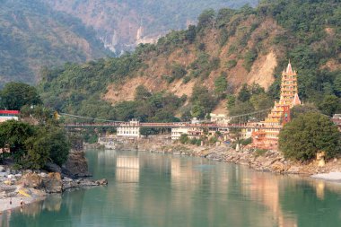RISHIKESH, INDIA - NOVEMBER 04, 2018: Rishikesh, Hindistan 'daki Ganj nehir seti ve tapınağının güzel manzarası