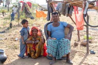 PUSHKAR, INDIA - 13 Kasım 2018: Hintli aile, Hindistan 'ın kutsal şehri Pushkar, Rajasthan yakınlarındaki Pushkar Camel Mela' da çölde bir kulübede yaşıyor.