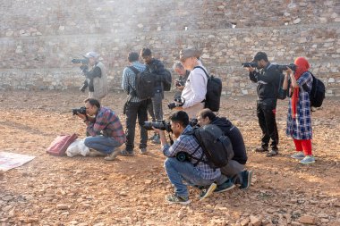 PUSHKAR, INDIA - 14 Kasım 2018: Fotoğrafçı Pushkar Camel Mela, Pushkar Deve Fuarı 'nda fotoğraf çekti. Dünyanın dört bir yanından birçok fotoğrafçı bu yıllık kutlamaya gelir..