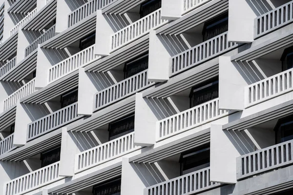 Fachada Moderno Edifício Apartamentos Linhas Padrões Fachada Com Varanda Vista — Fotografia de Stock