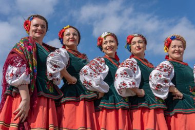 Slavuta, Ukrayna - 22 Eylül 2019: Ukrayna 'nın Slavuta kentinde düzenlenen etnik-çevre festivaline Ukrayna' lı kadınlar katıldı