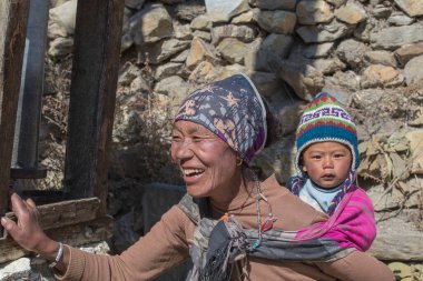 Himalaya Köyü, Nepal - 17 Ekim 2016: Nepal 'deki bir dağ köyünde Nepal' li anne ve çocuğunun portresi