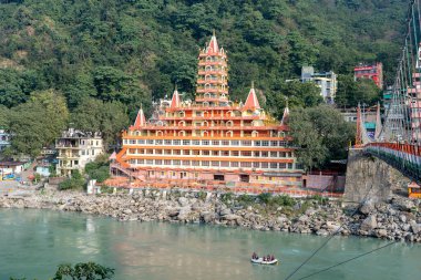 RISHIKESH, INDIA - NOVEMBER 05, 2018: Rishikesh, Hindistan 'daki Ganj nehir seti ve tapınağının güzel manzarası