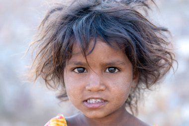 PUSHKAR, INDIA - 13 Kasım 2018: Çölde Hintli genç kız Thar zamanında Pushkar Camel Mela kutsal şehir Pushkar, Rajasthan, Hindistan, yakın portre