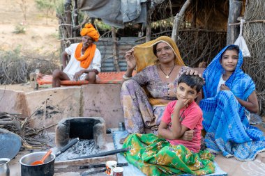 PUSHKAR, INDIA - 13 Kasım 2018: Hindistan Çölünde çay içen Hint ailesi Thar, Rajasthan, Hindistan