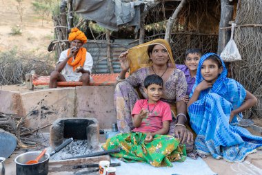 PUSHKAR, INDIA - 13 Kasım 2018: Hindistan Çölünde çay içen Hint ailesi Thar, Rajasthan, Hindistan