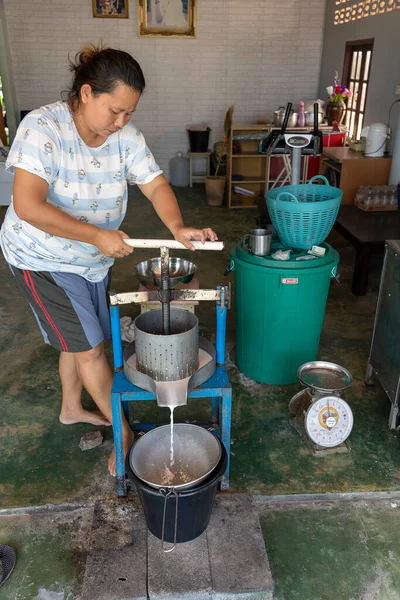 Koh Phangan Tajlandia Luty 2019 Tajki Produkują Mleko Kokosowe Sok — Zdjęcie stockowe