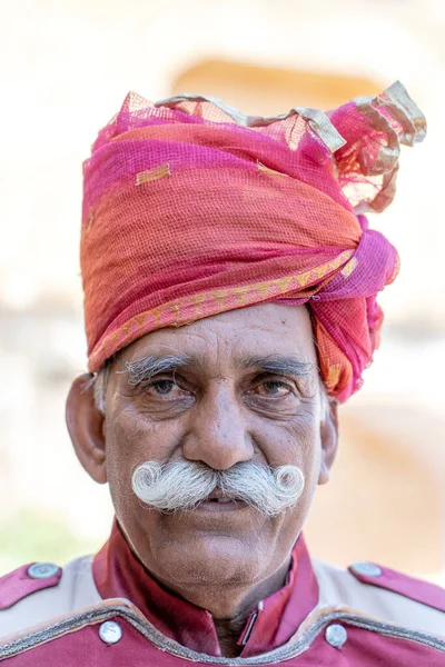 2018年11月26日 印度拉贾斯坦邦斋浦尔古城街道上身穿民族服装的印度老人 — 图库照片