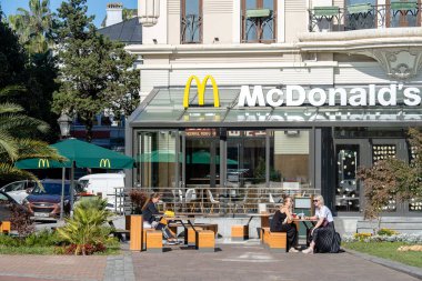 BATUMI, GEORGIA - NOVEMBER 02, 2018: Batumi, Georgia 'nın merkezinde popüler restoran McDonald