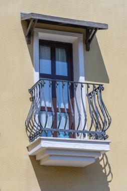 Türkiye 'nin Bodrum kentinde balkonlu pencereler, dökme demir süslemelerle donatılmış ön cephe