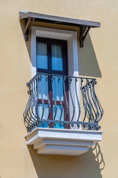 Ramen Met Balkon Gevel Met Gietijzeren Ornamenten Bodrum Turkije — Stockfoto