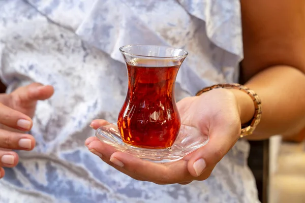 女性の手で伝統的な梨の形のガラスとおいしい赤いトルコ茶の閉じます トルコ — ストック写真