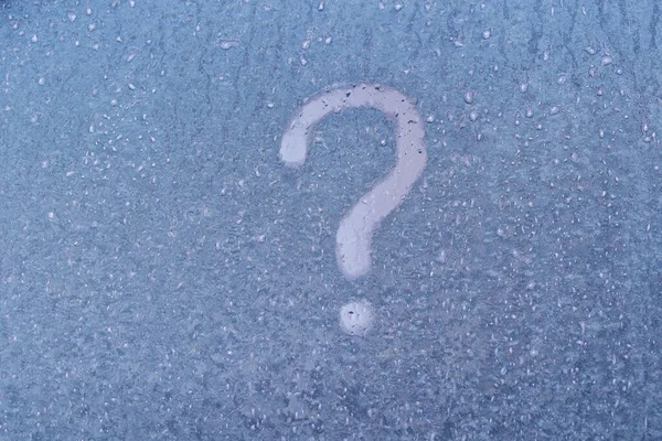 Frostmuster Auf Fensterglas Mit Fragezeichen Winter Nahaufnahme Fragezeichen Auf Blau — Stockfoto