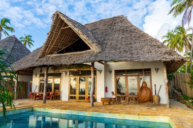 Tanzanya, Doğu Afrika 'daki Zanzibar adasında deniz kenarındaki tropikal plajda lüks bir villanın sabah manzarası