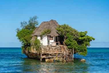 Deniz suyunun yükseldiği kayalıklarda evim Tanzanya 'nın Zanzibar adasında, Doğu Afrika