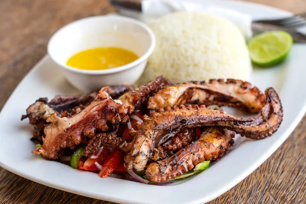 Smažená Chapadla Chobotnice Bílou Rýží Talíři Restauraci Ostrov Zanzibar Tanzanie — Stock fotografie