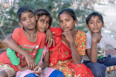 PUSHKAR, INDIA - 16 Kasım 2018: Hintli kız ve oğlan çölde Thar zamanında Pushkar Camel Mela kutsal şehir Pushkar, Rajasthan, Hindistan
