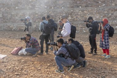 PUSHKAR, INDIA - 14 Kasım 2018: Fotoğrafçı Pushkar Camel Mela, Pushkar Deve Fuarı 'nda fotoğraf çekti. Dünyanın dört bir yanından birçok fotoğrafçı bu yıllık kutlamaya gelir..